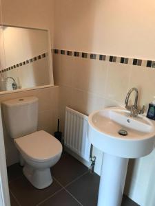 Koupelna v ubytování Family home sleeps 6 plenty of parking