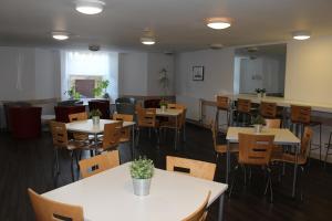 
a room filled with tables, chairs, and tables at Glasgow Youth Hostel in Glasgow
