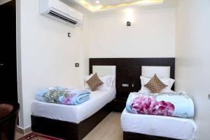 Hotel Vinayak Lifestyle Hotels客房内的一张或多张床位
