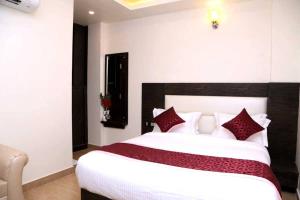 Hotel Vinayak Lifestyle Hotels客房内的一张或多张床位