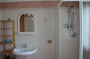 A bathroom at Colle Del Barbarossa