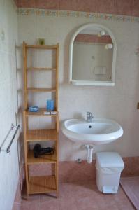 A bathroom at Colle Del Barbarossa