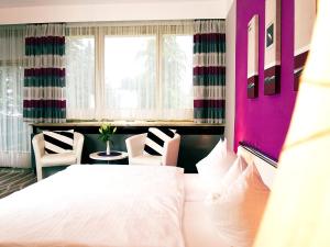 Postel nebo postele na pokoji v ubytování Hotel Albrechtshof Gohrisch