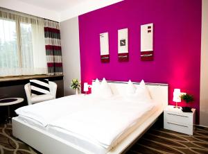 Postel nebo postele na pokoji v ubytování Hotel Albrechtshof Gohrisch