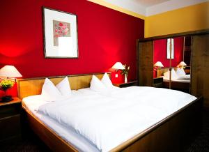 Postel nebo postele na pokoji v ubytování Hotel Albrechtshof Gohrisch