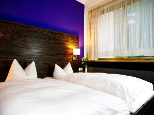 Postel nebo postele na pokoji v ubytování Hotel Albrechtshof Gohrisch