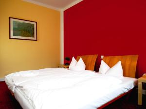 Postel nebo postele na pokoji v ubytování Hotel Albrechtshof Gohrisch