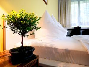Postel nebo postele na pokoji v ubytování Hotel Albrechtshof Gohrisch