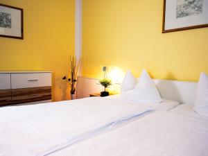Postel nebo postele na pokoji v ubytování Hotel Albrechtshof Gohrisch