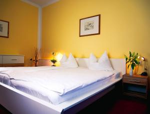 Postel nebo postele na pokoji v ubytování Hotel Albrechtshof Gohrisch