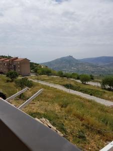vistas a una carretera con una montaña a lo lejos en Appartamento e Attico Epi, en Lucca Sicula
