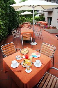 un tavolo con piatti di cibo su un patio di Hotel Villa Maria a Sirmione