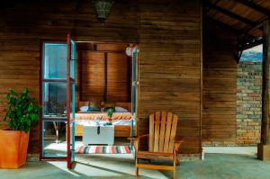 ein Schlafzimmer mit einem Bett und einer Holzwand in der Unterkunft Serrania del Viento in Barichara