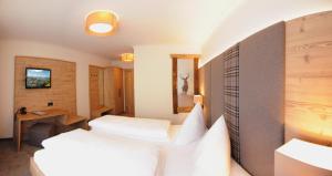 Una cama o camas en una habitación de Hotel Birkenhof