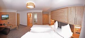 Una cama o camas en una habitación de Hotel Birkenhof