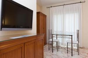 A television and/or entertainment centre at Apartamentos Vértice Bib Rambla