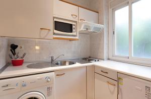 A kitchen or kitchenette at Apartamentos Vértice Bib Rambla
