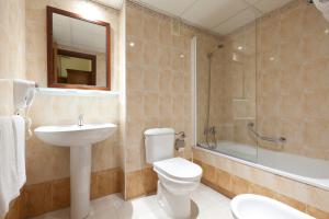 A bathroom at Apartamentos Vértice Bib Rambla