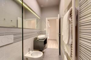 biała łazienka z umywalką i toaletą w obiekcie Courtyard Suite we Florencji +18 zdjęć