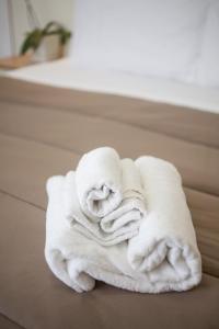 una pila de toallas blancas sentadas en un mostrador en Hotel Zurigo, en Rímini 30 fotos más