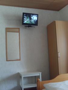 TV a/nebo společenská místnost v ubytování Gasthof zur Krone