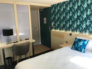 Ένα ή περισσότερα κρεβάτια σε δωμάτιο στο Hôtel-Restaurant "Les Rochers"