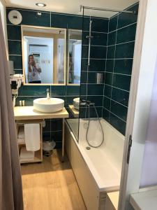 Ένα μπάνιο στο Hôtel-Restaurant "Les Rochers"