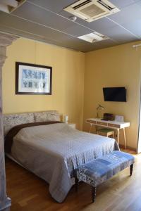 A bed or beds in a room at le case della baia di Napoli