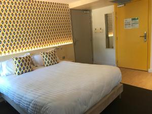 Ένα ή περισσότερα κρεβάτια σε δωμάτιο στο Hôtel-Restaurant "Les Rochers"