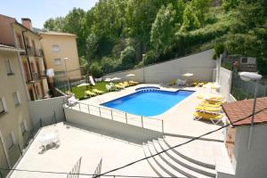 una vista aérea de una piscina en un edificio en Hotel Sant Antoni en Ribes de Freser