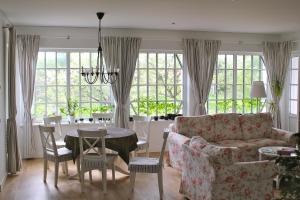 Khu vực ghế ngồi tại Villa Sofia Boutique Trakai