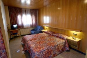 Postel nebo postele na pokoji v ubytování Hotel Sant Antoni