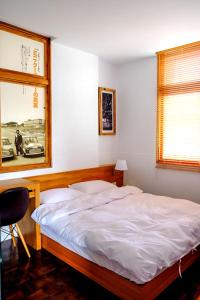 una camera con un letto bianco e una finestra di Jin Flower Homestay ad Anping