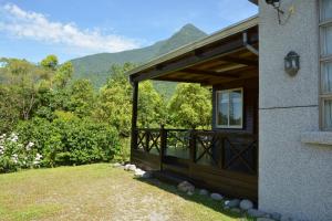 uma casa com um alpendre com vista para as montanhas em Taroko Sialin Coffee Farm Homestay em Xiulin