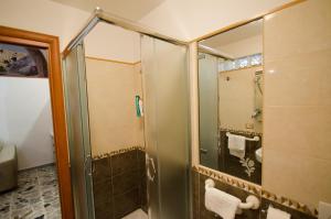 una ducha con puerta de cristal en un baño en Casa Du Mattneer, en Matera 19 fotos más