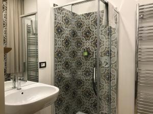 un bagno con lavandino e doccia di Casa Tita a Agrigento Altre 37 foto