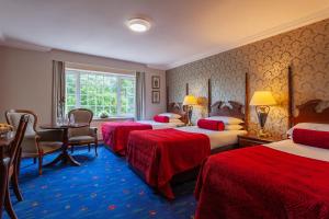 Posteľ alebo postele v izbe v ubytovaní Killarney Randles Hotel