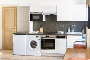 A kitchen or kitchenette at les appartements du 10