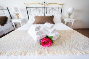 A bed or beds in a room at B&B Li Tarici