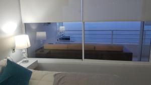 1 dormitorio con vistas a una cama y una ventana en CPM Apartment, en Viña del Mar
