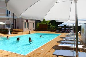 Bazén v ubytování Ausonia Hungaria Wellness & Lifestyle nebo v jeho okolí
