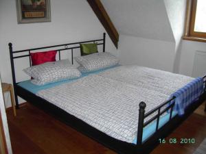 uma cama com duas almofadas num quarto em Spatzenhof em Weiltingen