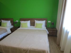 Postel nebo postele na pokoji v ubytování Your Home Hotel