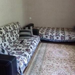 uma sala de estar com duas camas e um sofá em Hotel family hotel em Chiatʼura