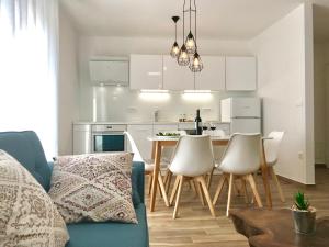 cocina y sala de estar con mesa y sillas en LUXURY Apartment Ledo, en Rogoznica
