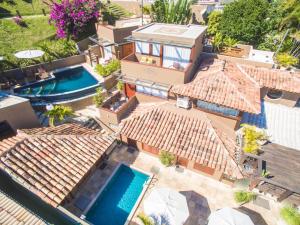 uma vista aérea de uma casa com duas piscinas em Pousada Praia João Fernandes em Búzios