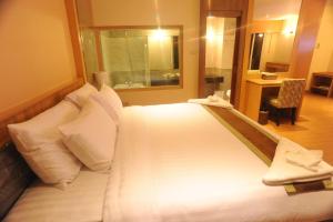 Ένα ή περισσότερα κρεβάτια σε δωμάτιο στο Kitlada Hotel Udonthani