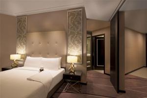 a bedroom with a large bed and two lamps at Dorsett Hartamas Kuala Lumpur in Kuala Lumpur