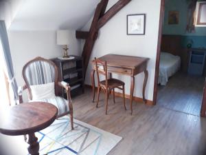 Habitación con escritorio, silla y mesa. en Le Misteflore, en Coussay-les-Bois