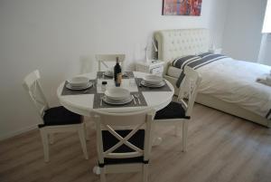 einen Tisch und Stühle in einem Zimmer mit einem Bett in der Unterkunft Berardi Palace - Vigna Nuova Apartment in Florenz